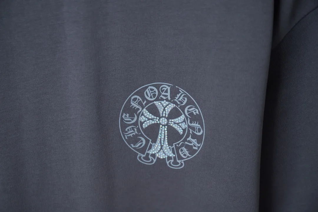 🅿️190 Ch*ome Hearte 25SS early spring new style Crow heart graffiti printed hot diamond short sleeves Light luxury essential item for daily commuting for men and women Correct version Welcome to compare Detailed features · 320g 100% pure cotton double yarn jersey fabric · Custom dyed in the same cylinder, special thickened 32 pieces double-strand 1X1 thread · Digital direct printing ➕Imported Australian pearlescent diamonds · Double needle stitching and cross-stitch technology · Original main mark, washed tag, brand moisture-proof paper packaging Color: black/white/rose red/grey Size: S/M/L/XL